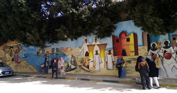 طلاب نوعية عين شمس ينتهون من تجميل جدارية بحرم كلية الصيدلة (صور)