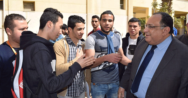 رئيس جامعة حلوان يتفقد الحرم ويستمع للطلاب
