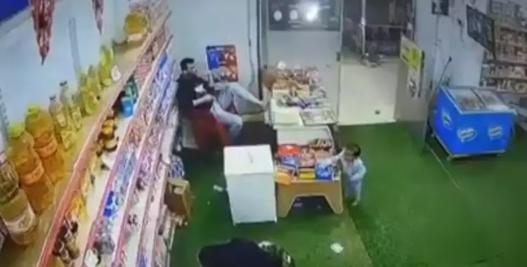 طفل يحترف السرقة في عمر 3 سنوات.. سرق كيس بسكويت «فيديو»