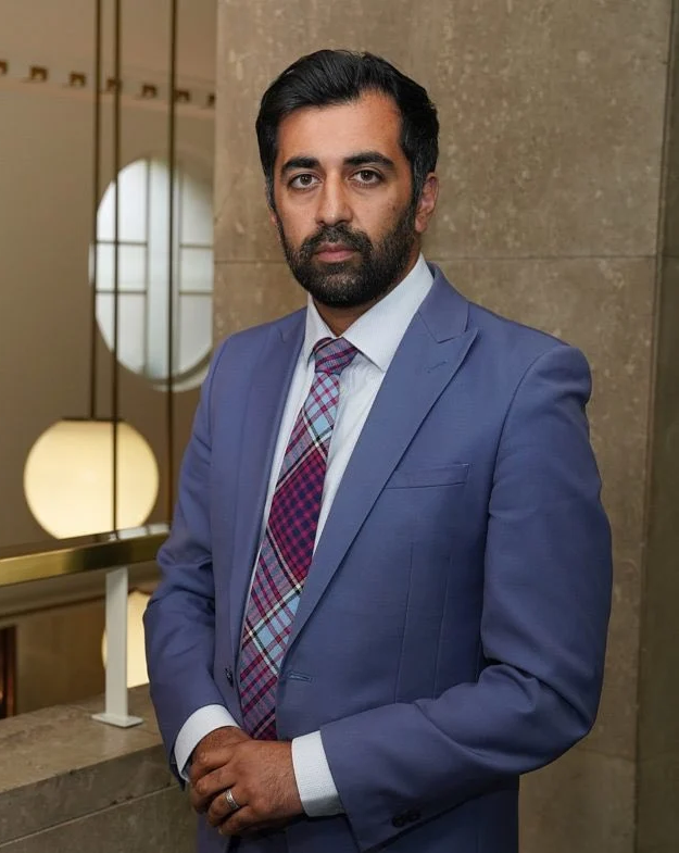  حمزة يوسف رئيس وزراء اسكتلندا المسلم يصلي برفقة عائلته في مقر الحكم.. صور 