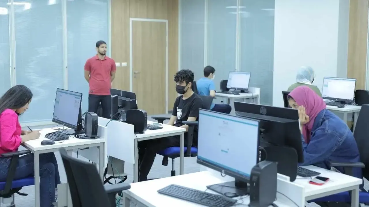 الكليات المتاحة بعد دبلوم تجارة لنظام 3 و5 سنوات.. فرص متنوعة