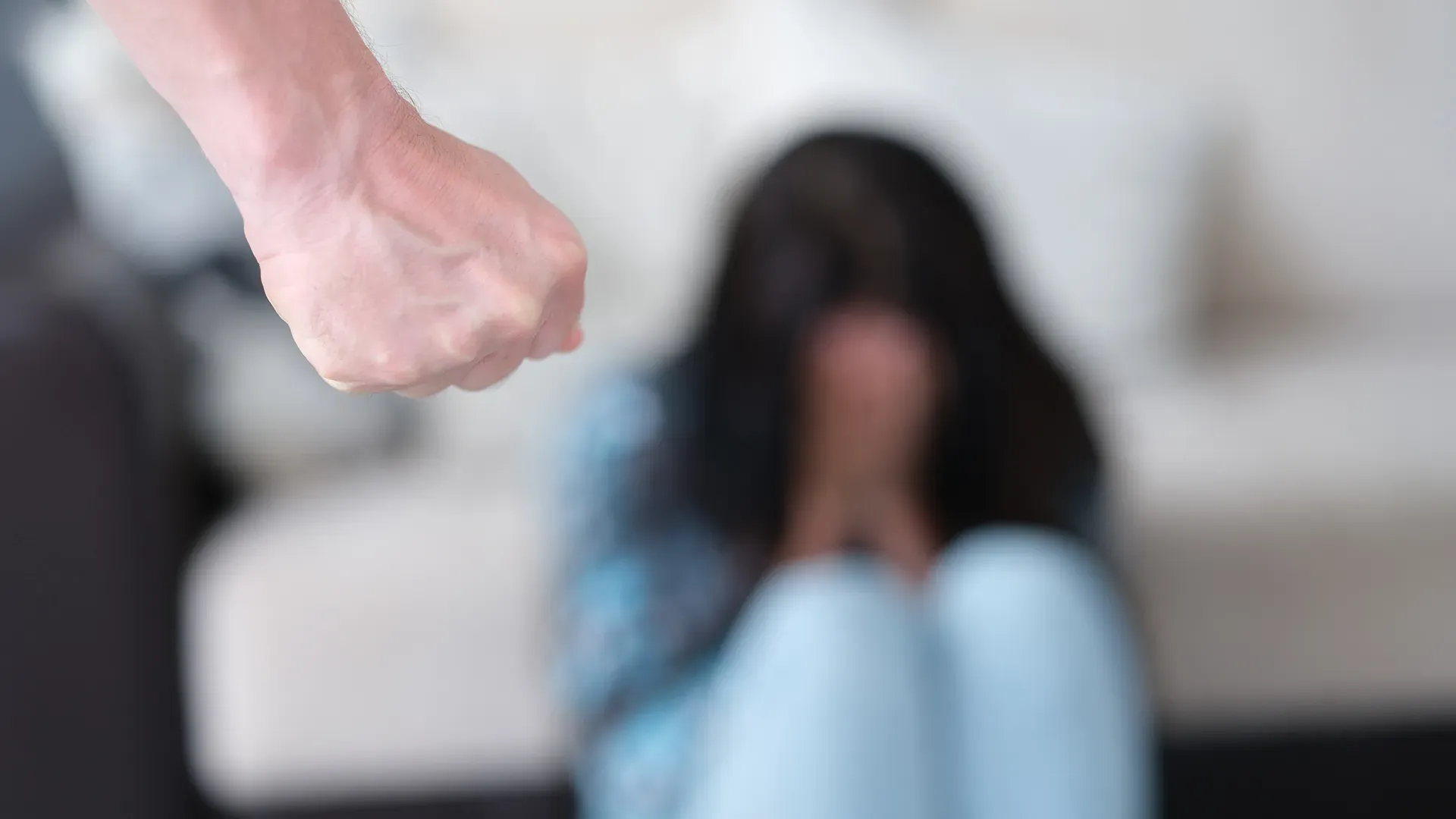 دفعني من الدور الثالث.. استغاثة طارئة من سيدة تتهم زوجها بالاعتداء عليها وتهديدها