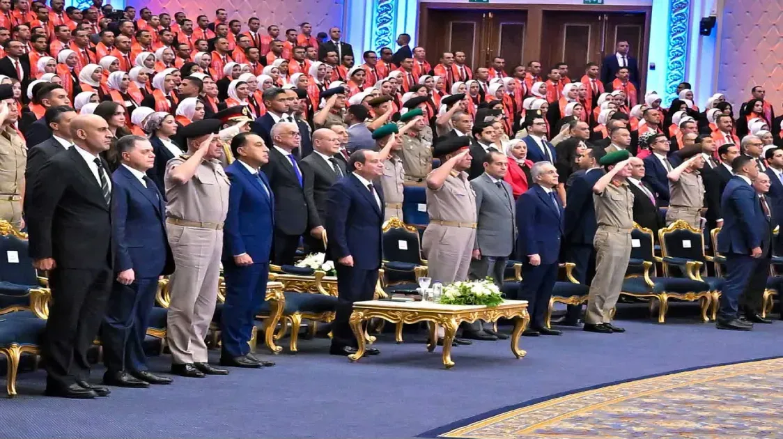 السيسي يحذر أصحاب المناصب من الاستعلاء على الشعب