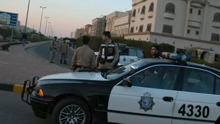 خلاف مالي ينتهي بجريمة في الكويت.. مقتل سوداني داخل سوق الإبل والمتهم يسلم نفسه