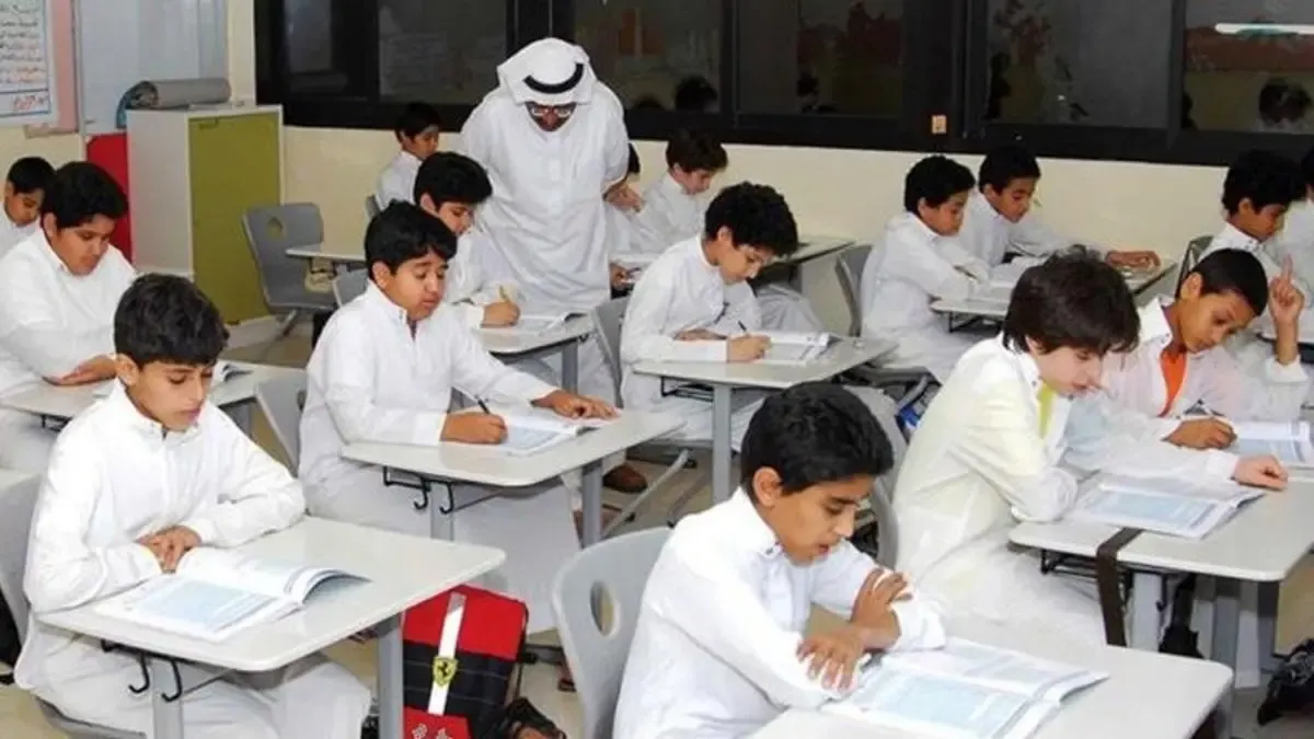 يكون وضع الجذع عند اداء الظربة للاسفل متجهاً لجهة اليمين ليضرب الكرة عندما تصل الي اعلي ارتفاع لها صواب خطأ
