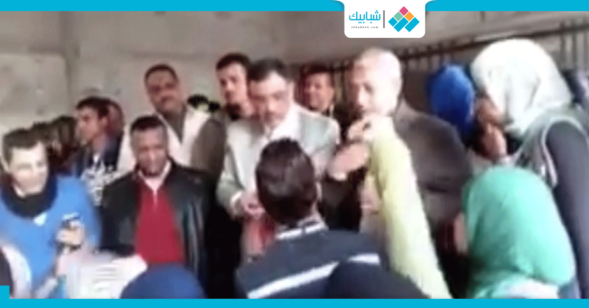 فيديو| عميد المعهد الصحي بالإسكندرية يضرب طالب «بالقلم»