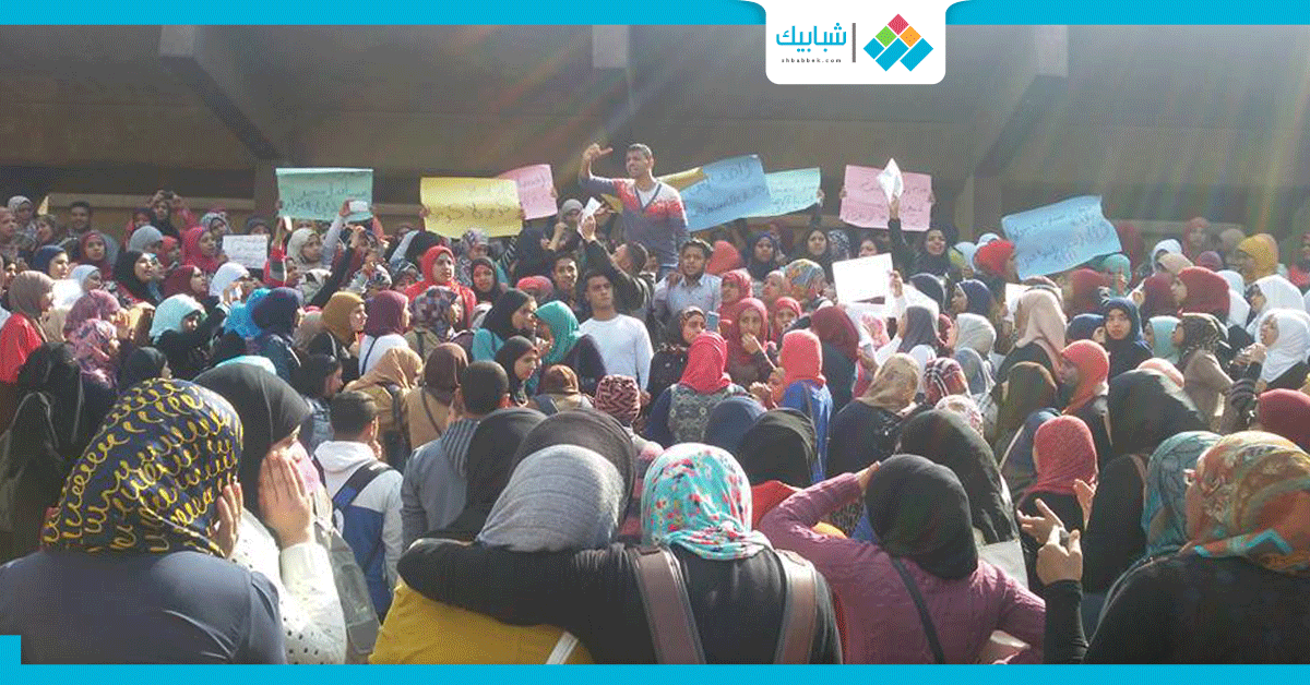 صور| طلاب «التمريض» بإمبابة يتظاهرون ضد القرار 820
