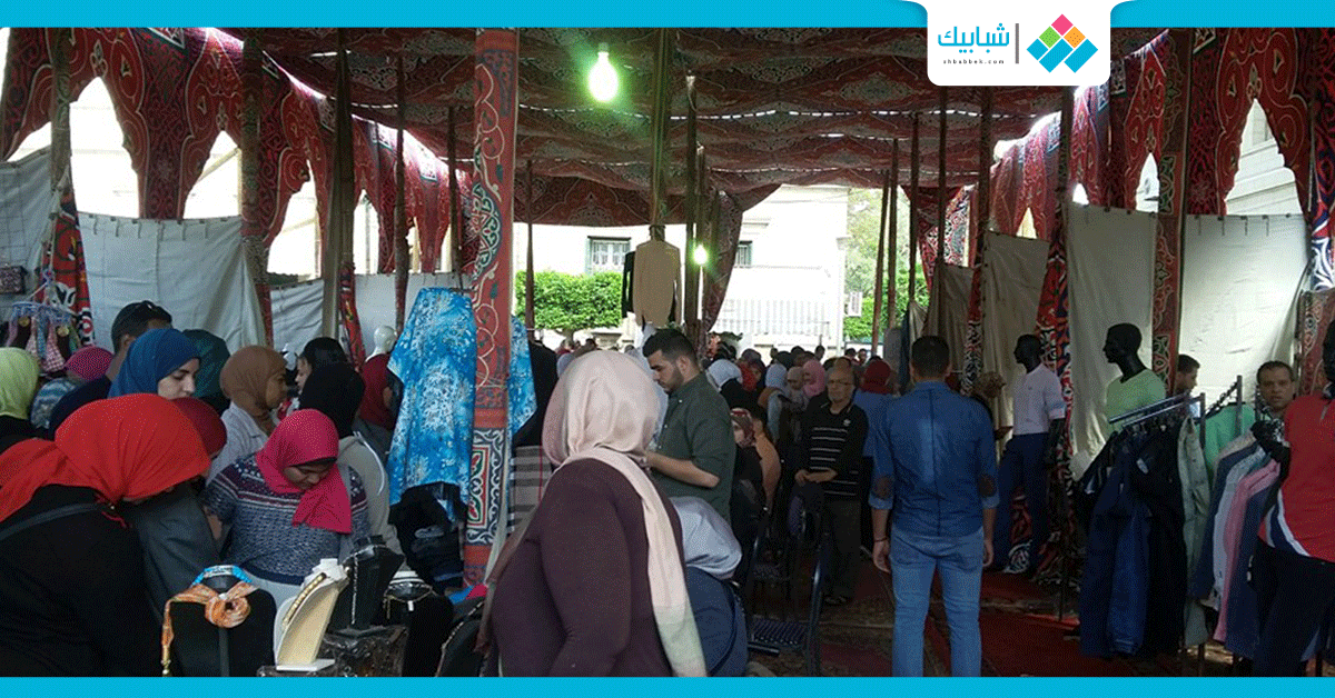  صور| إقبال كثيف على معرض الملابس بـ«آداب القاهرة» 
