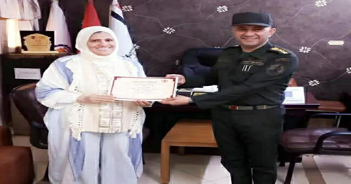 المستشار العسكري لمحافظة قنا يكرم الصحفية الاستقصائية عزة مغازي