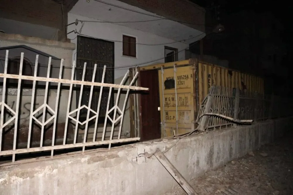 حادث قطار طوخ.. صور سقوط حاويات البضائع وتحطم سور السكة الحديد