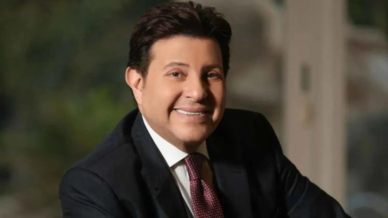 هاني شاكر يطمئن جمهوره بعد خضوعه لجراحة بالعمود الفقري