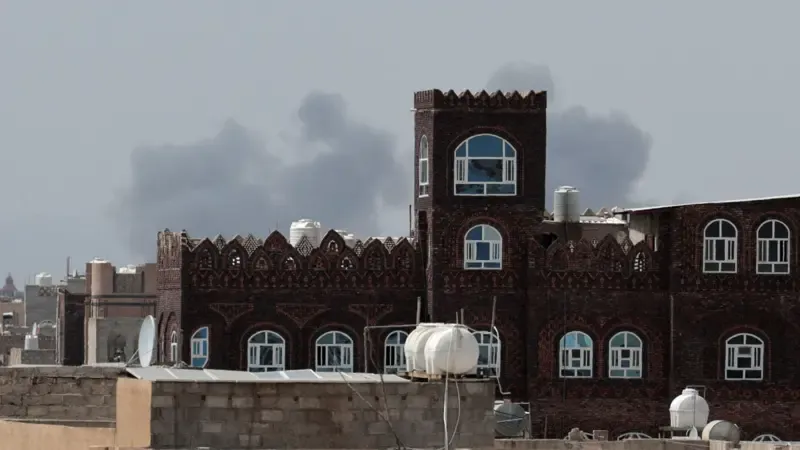 اليمن الآن عاجل.. استهداف مدرج مطار صنعاء واتهام السعودية بقصفه