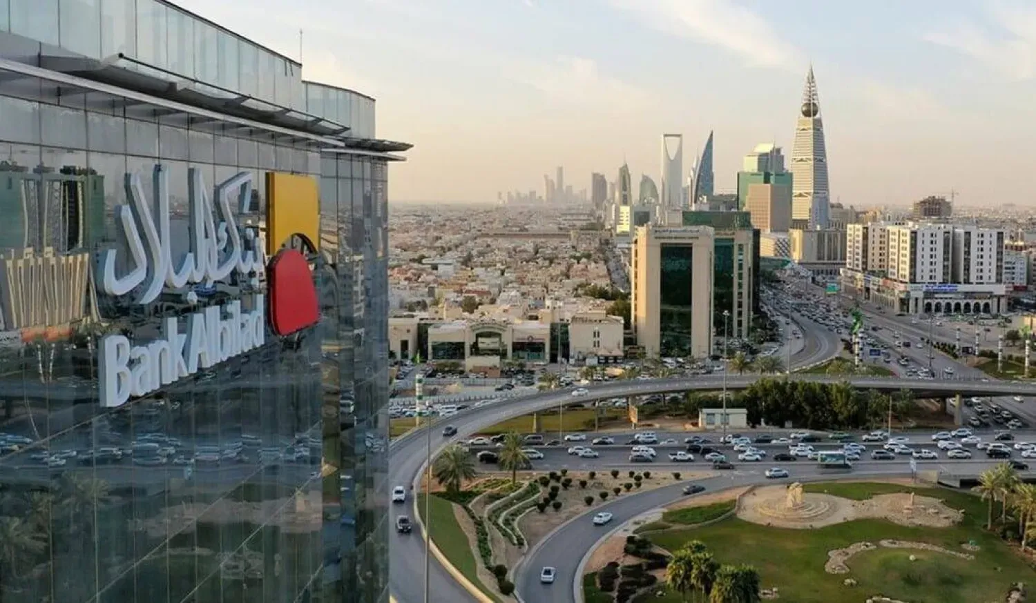 دوام بنك البلاد في رمضان 1447 هـ.. تفاصيل العمل في الفروع والمطارات