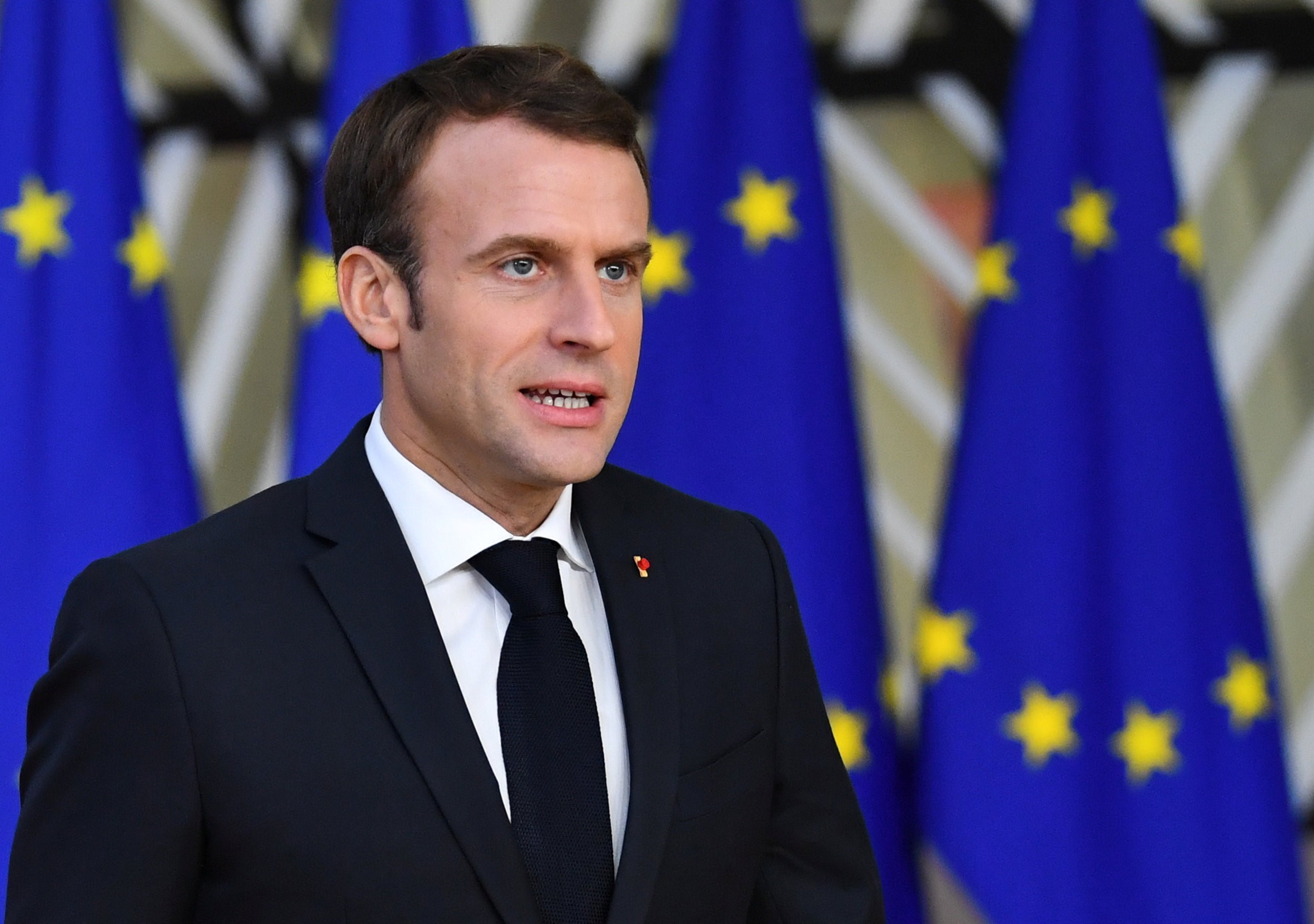 بعد سنوات من الحبس.. ماكرون يعلن عن الإفراج عن الفرنسيين المحتجزين في إيران