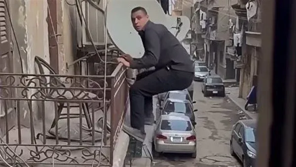 حقيقي ولا ai.. تداول فيديو لص تسلق شرفة أحد المنازل