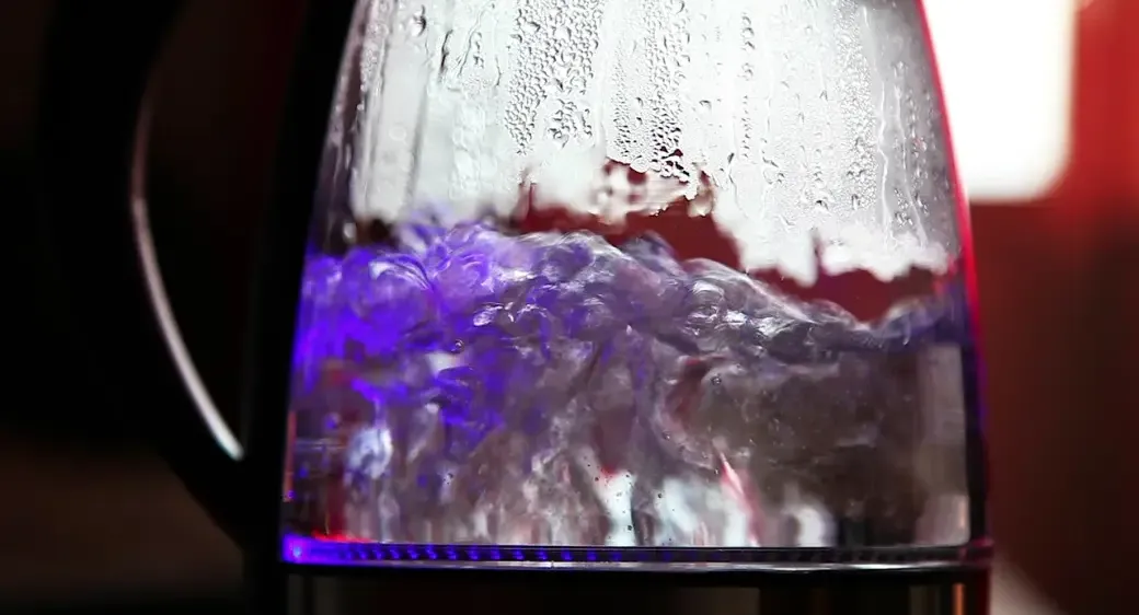 أغرب فيديوهات ترند الشاي المغلي.. سخرية وتحذيرات صحية