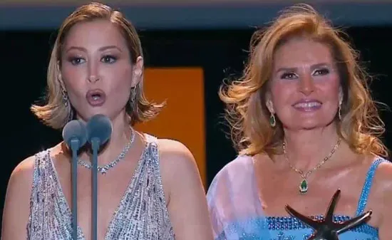 يسرا بموقف محرج تغلق سوستة فستان منة شلبى في مهرجان الجونة (فيديو)