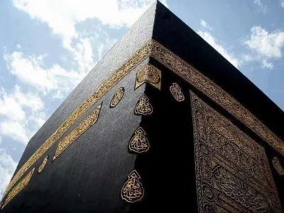الكعبة بدون كسوة.. هل تم تغيرها استعدادا للعمرة؟