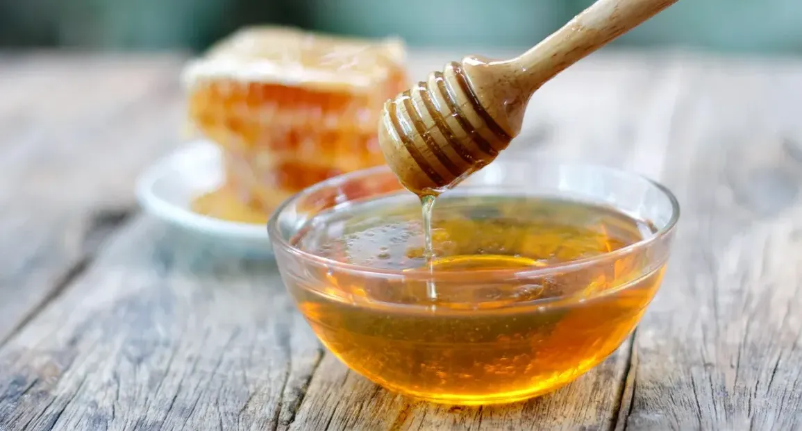  العسل الأصلي من المغشوش.. كيف تفرق بينهما؟ 