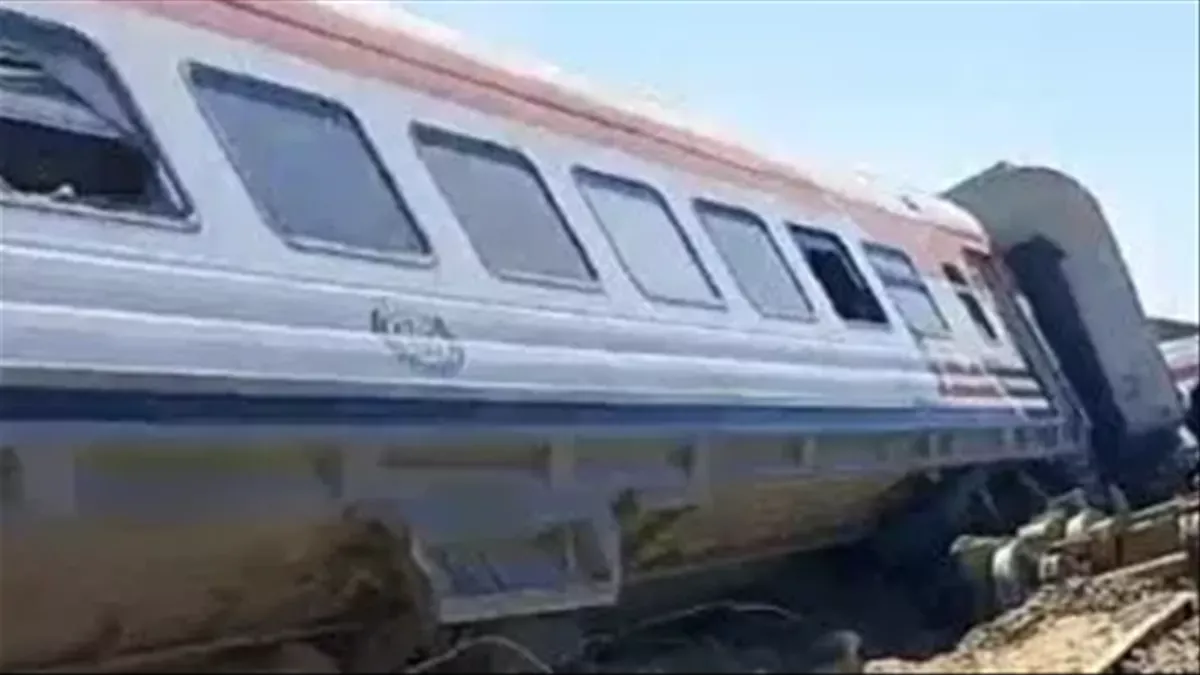 انقلاب قطار مطروح المتجه إلى القاهرة وأنباء عن سقوط ضحايا.. فيديو وصور