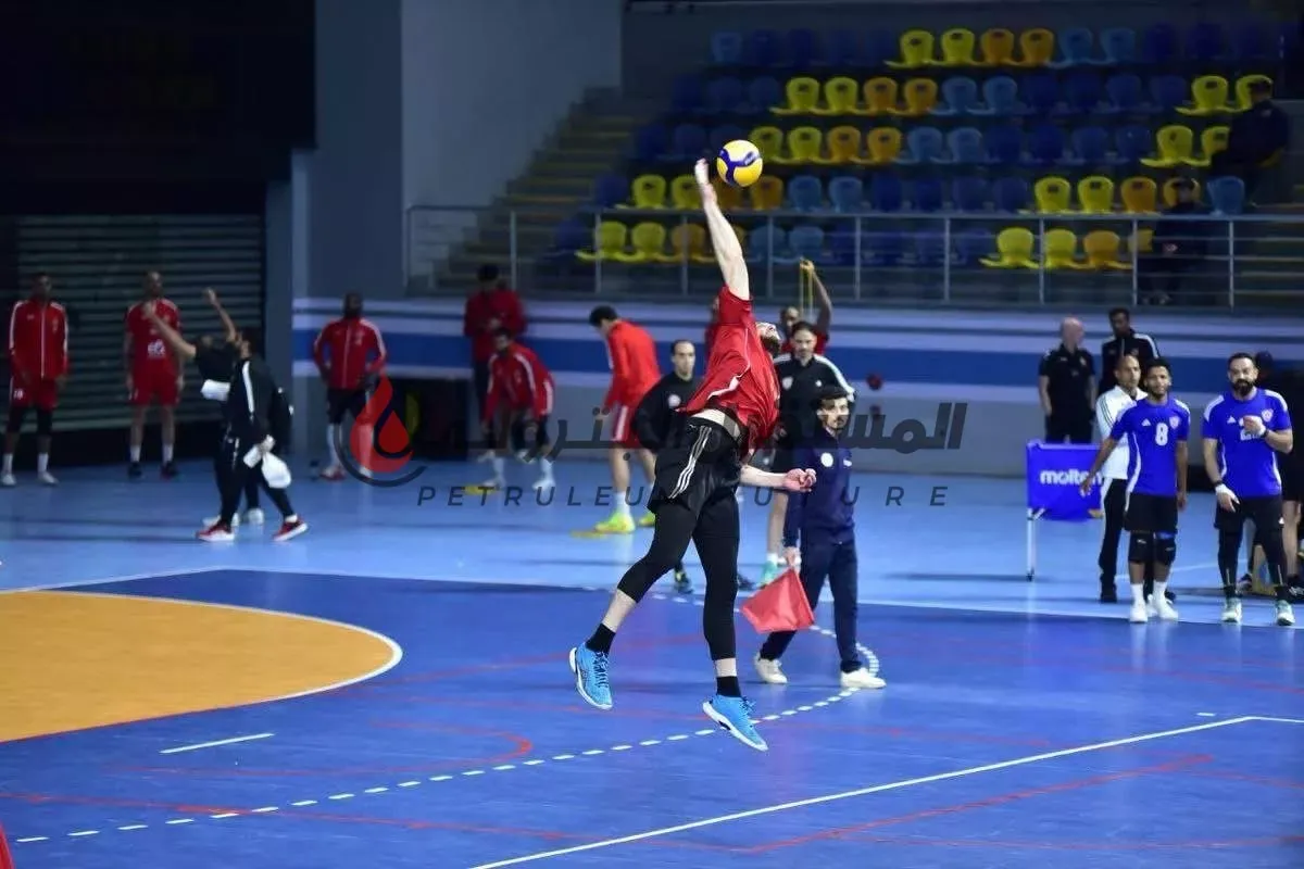 الضربة الطائرة العالية تستخدم لرفع الكرة عاليا فوق الشبكة باتجاه الخصم.. صواب أم خطأ؟
