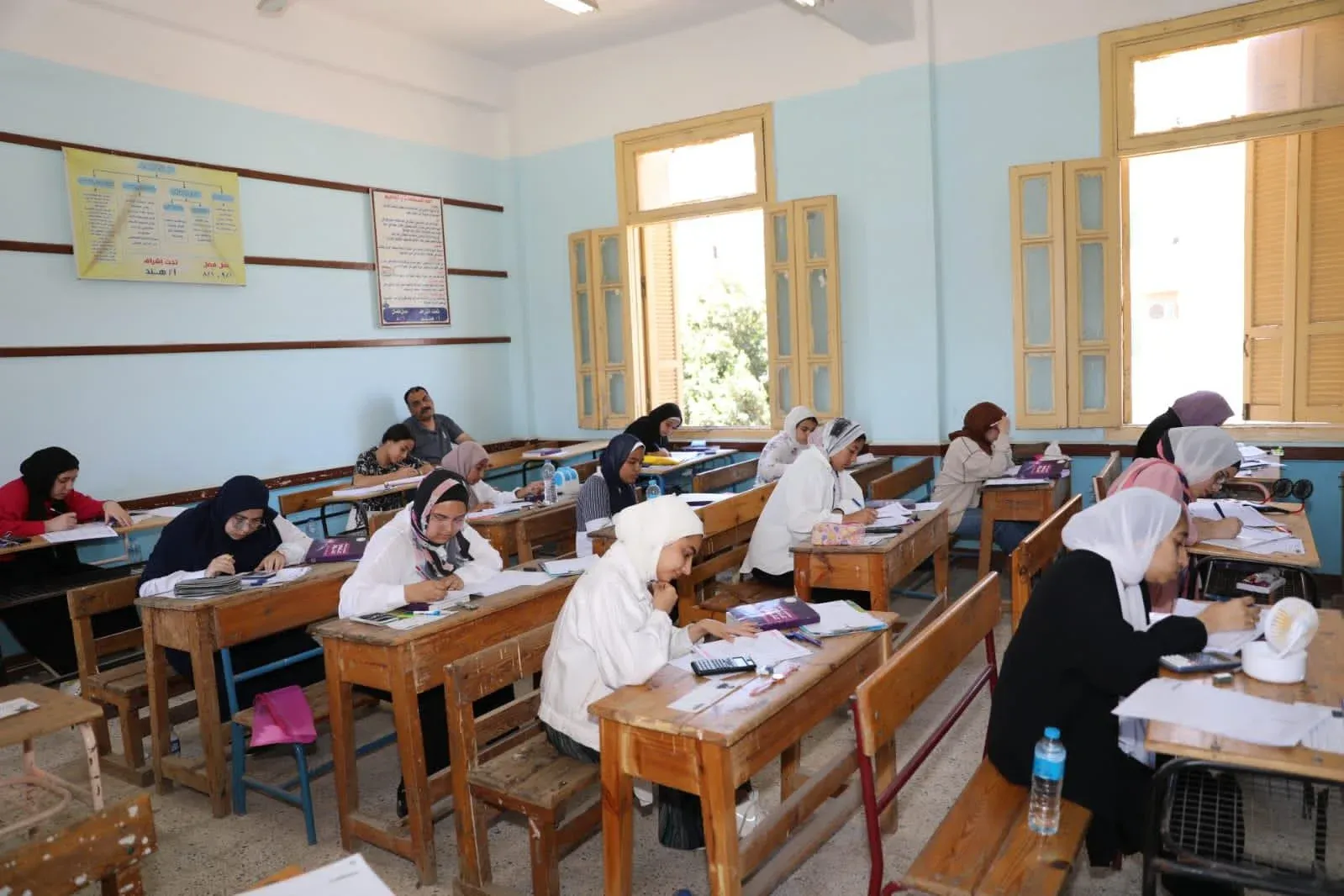 ضبط طالب بسماعة غش في قنا.. لصقها فى الـ 10 جنيه