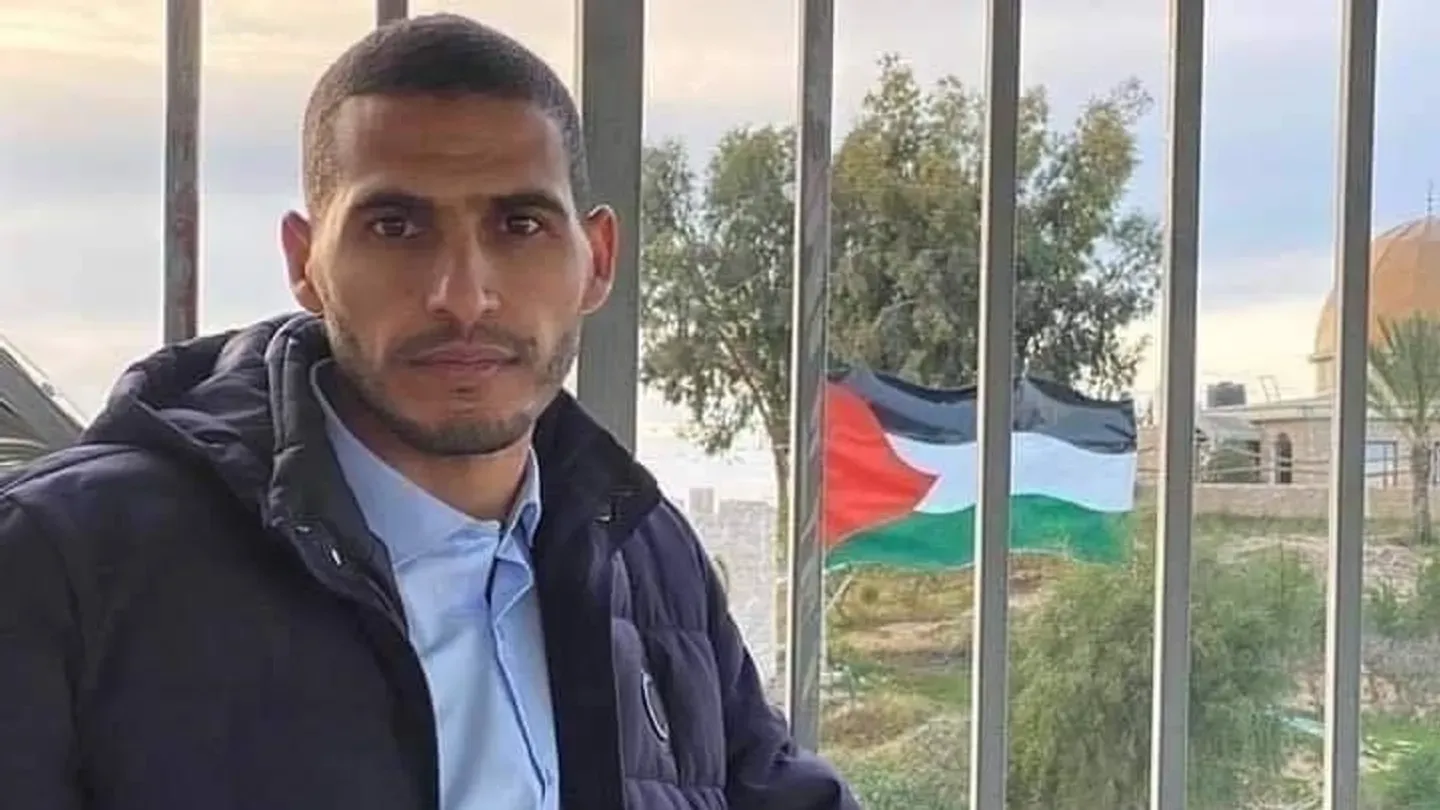  اغتيال الصحفي حسن إصليح بمجمع ناصر أثناء تلقيه العلاج.. شاهد لحظة الاستهداف 