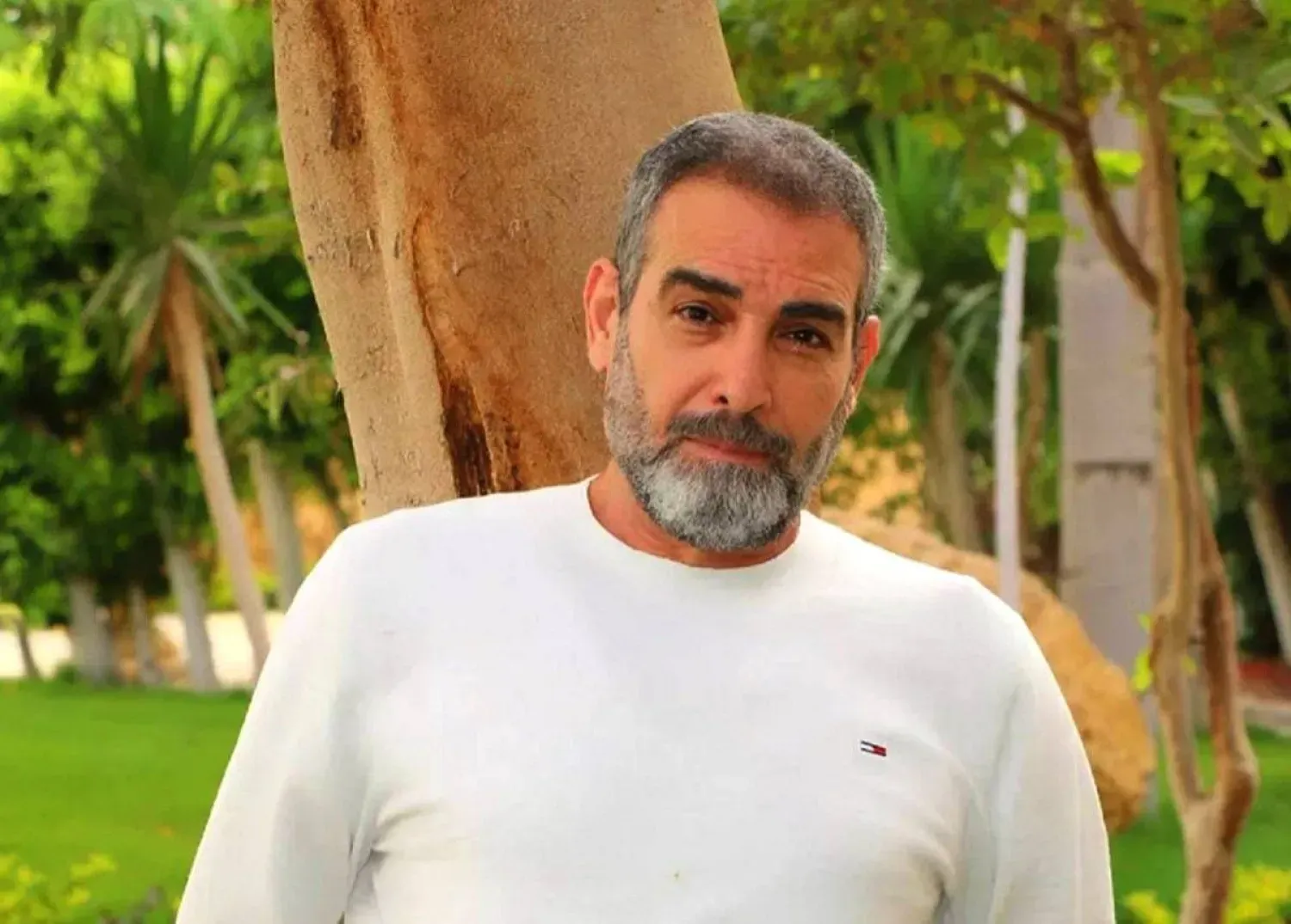 الفنان أحمد عبد العزيز يحرج أحد معجبيه.. (فيديو)