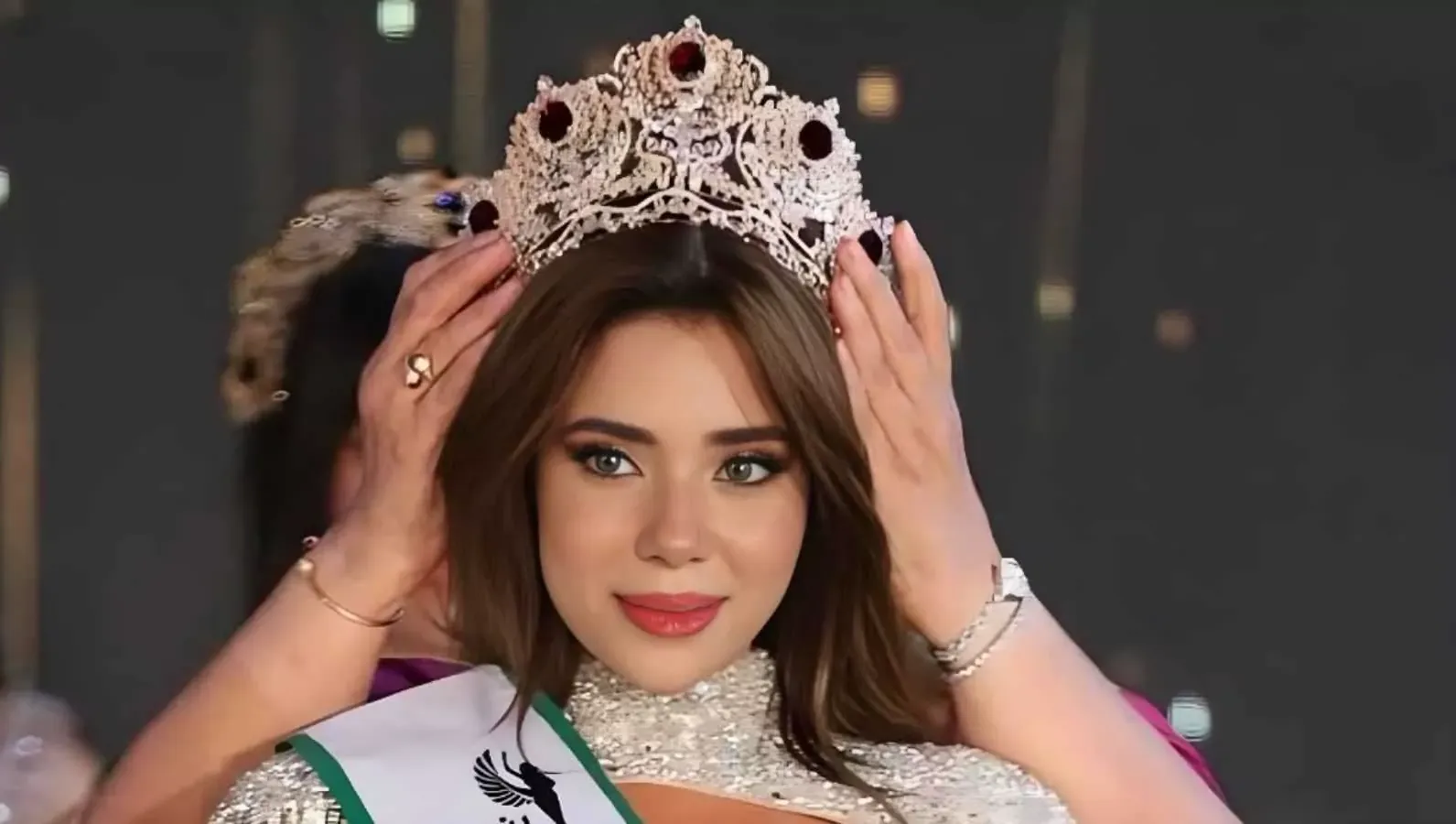 استغاثة ملكة جمال مصر إيريني يسري من ملاحقة لاجئ هددها بالقتل