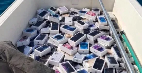 بعد غرق سفينة في مضيق هرمز.. آيفونات فوق سطح البحر (فيديو)