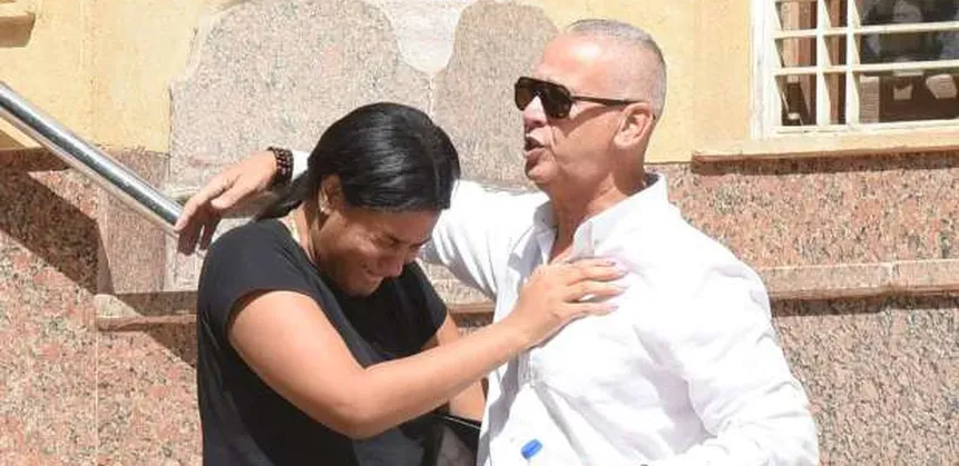 بعد انهيارها في جنازة والدها.. من هي ياسمين نوح آدم؟