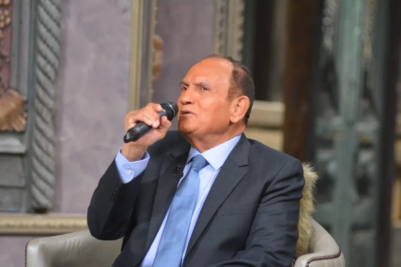 الشيخ أحمد نعينع يقع في خطأ أثناء تلاوة القرآن.. (فيديو)
