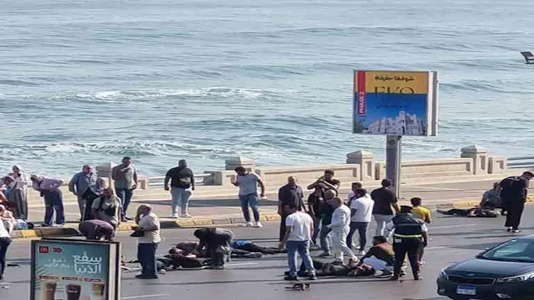 حادث الشاطبي اليوم.. ميكروباص صدم 9 أشخاص أثناء عبورهم الشارع (صور)