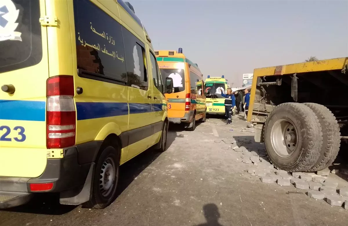 تفاصيل مصرع 8 وإصابة 22 عاملا بالطريق الأوسطي.. كانوا في طريقهم للعمل