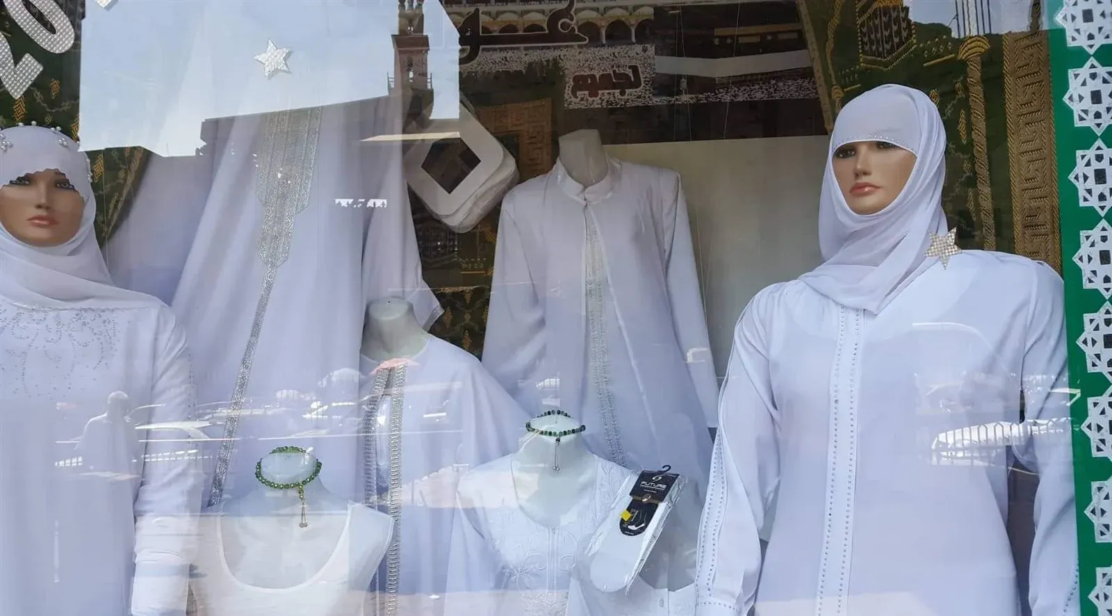 أسعار ملابس الإحرام 2026.. كيف تختار الأنسب لك بين العبايات وأطقم الرجال؟