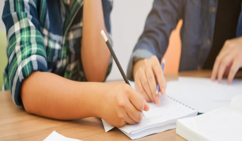 مدرس يعتدي جنسيا على طالبة في حمام الدرس الخصوصي