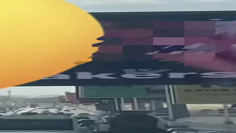 فحص فيديو خادش للحياء معروض على شاشة إعلانات بمحور 26 يوليو