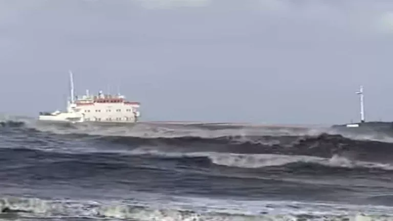 الطقس السيئ يضرب السفينة «FENER» على شاطئ بورسعيد.. فيديو