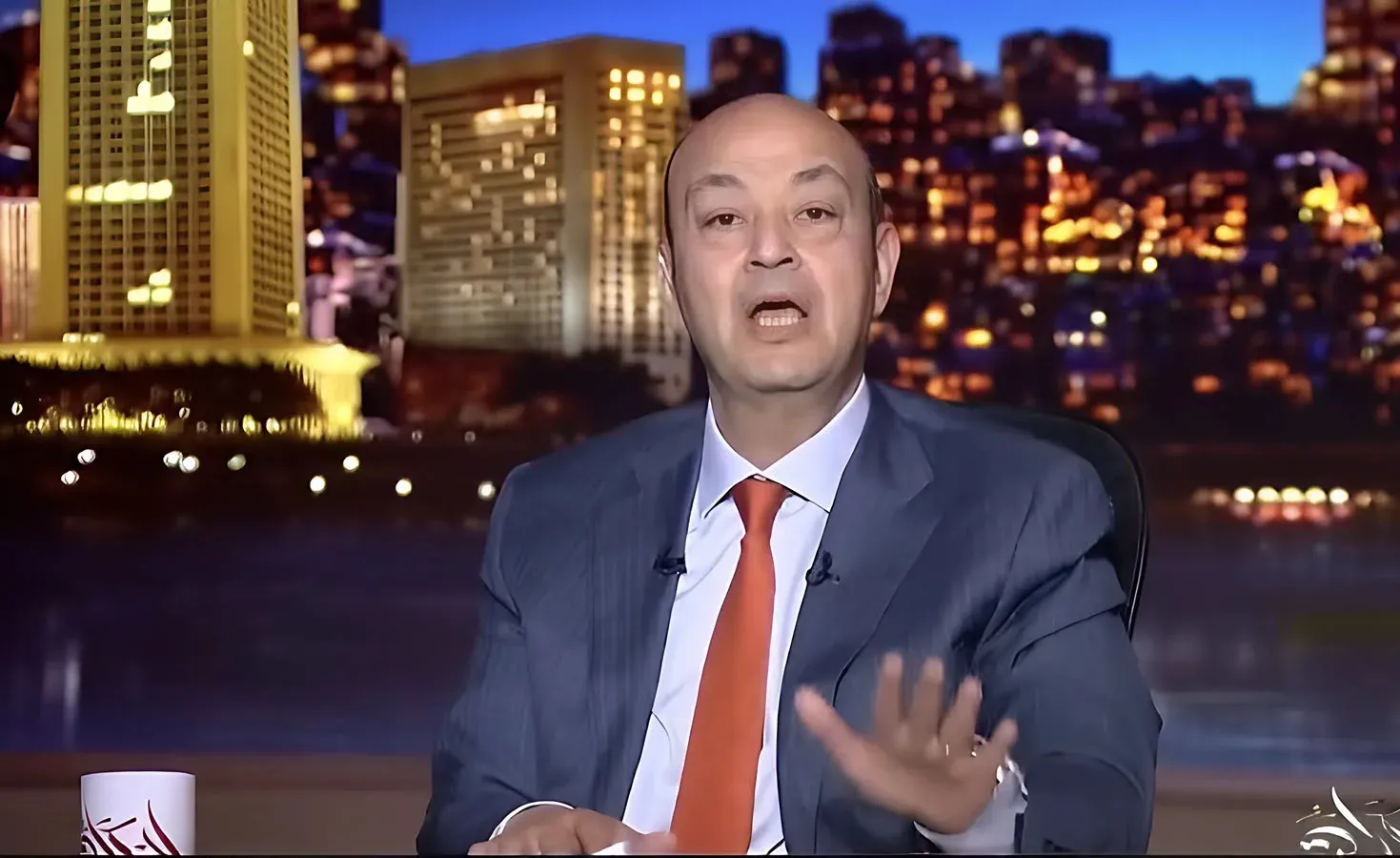 عمرو أديب يكشف حقيقة تطبيق منى زكي للتجسس على الزوج (فيديو)