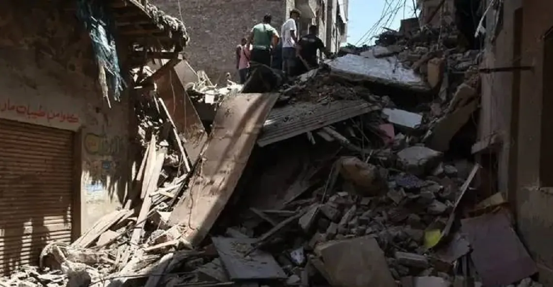 صور مفزعة.. عقار الزقازيق المنهار يلفظ جثتين و8 مصابين