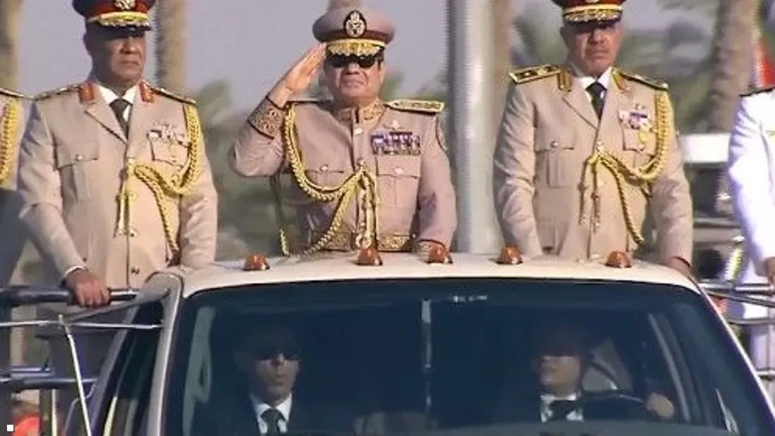 السيسي يصل العاصمة الإدارية بالزي العسكري لافتتاح الأوكتاجون (فيديو)