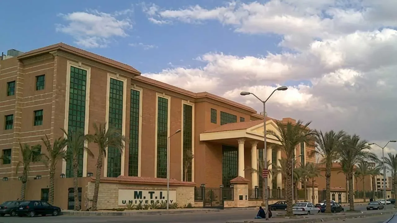 بدء تسجيل الفصل الدراسي الخريفي 2026 2027 بكلية طب الفم والأسنان بالجامعة الحديثة