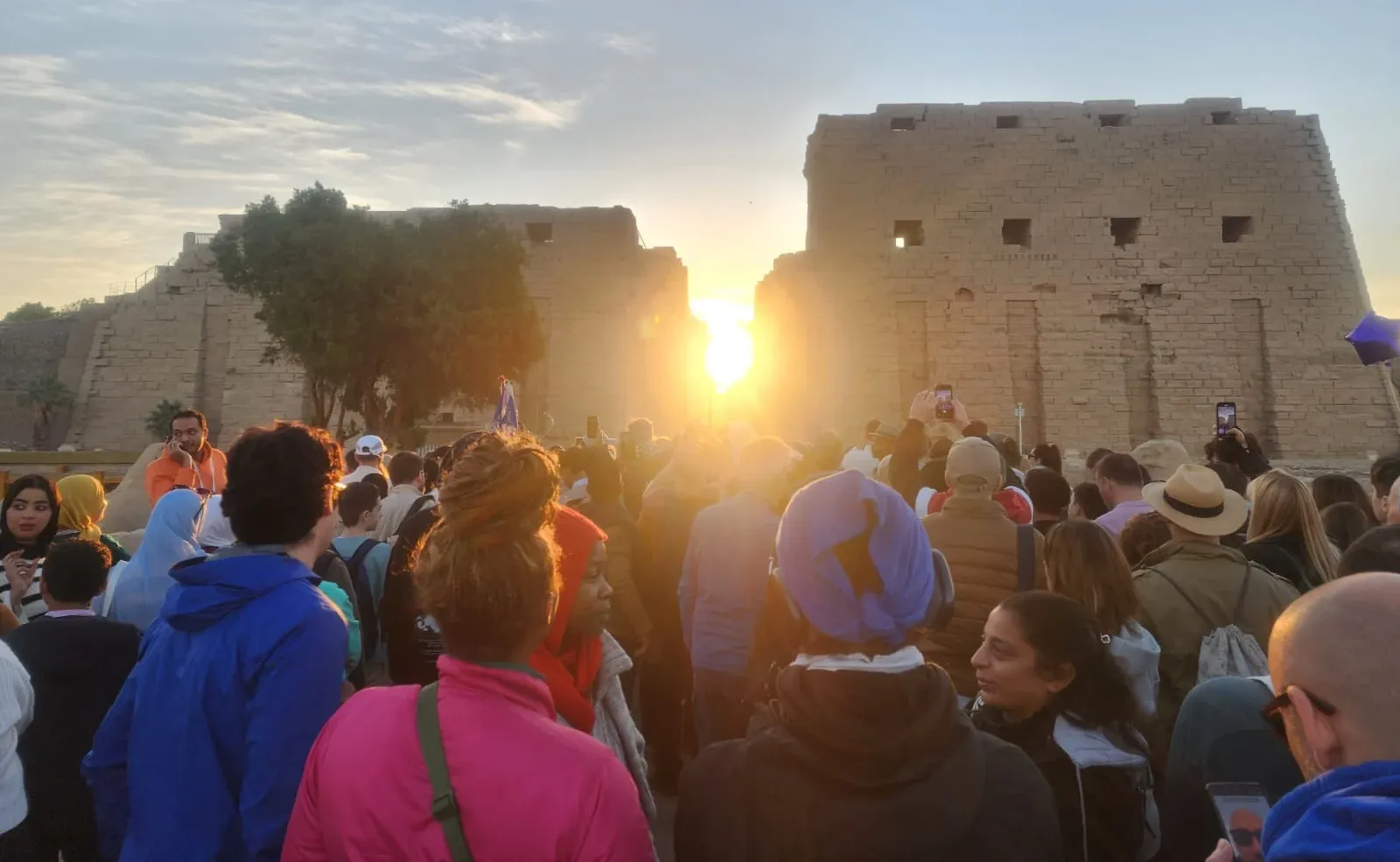 تعامد الشمس على قدس الأقداس بمعبد الكرنك.. ساحة آمون رع تكتظ بالسياح (صور)