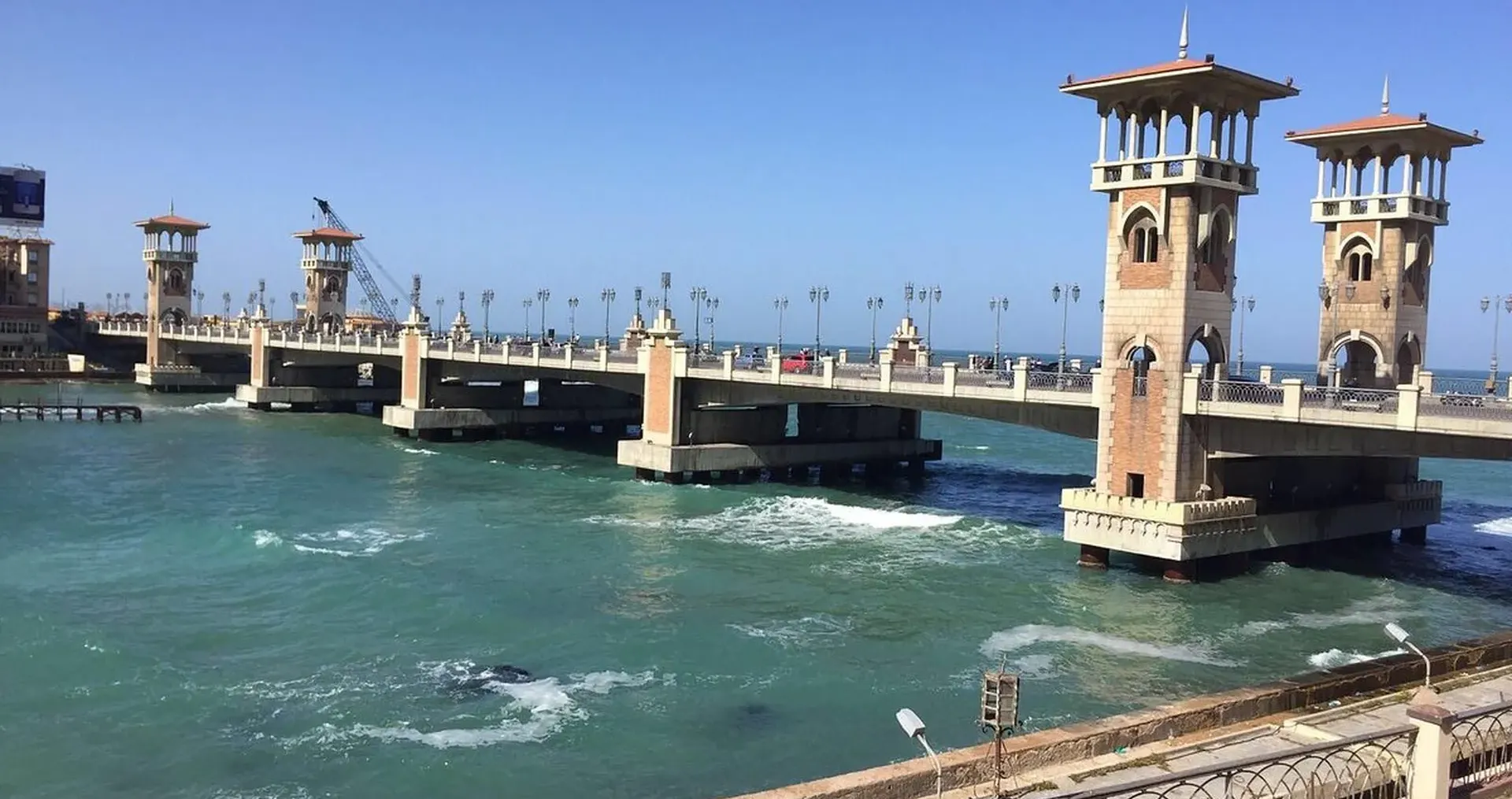 انهيار كوبري ستانلي وسط استغاثات أهالي الإسكندرية (فيديو)