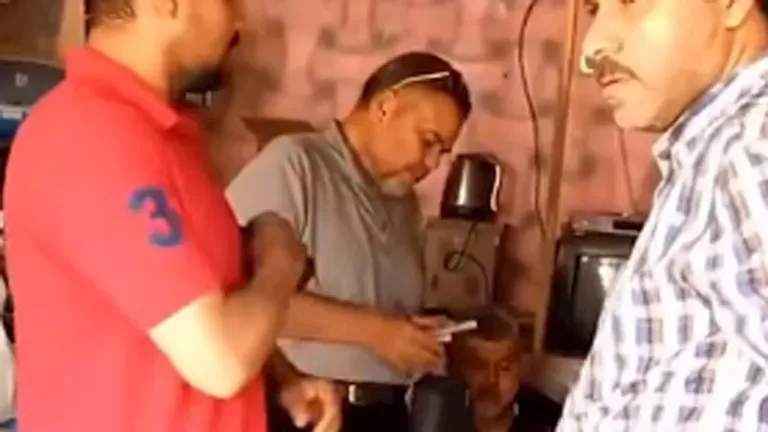 صاحب بقالة يتظاهر بالموت خلال حملة تموينية بالغربية (فيديو)