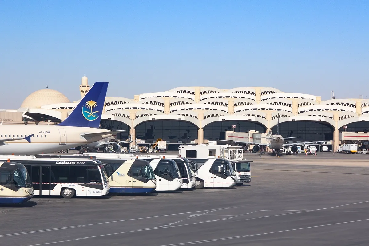 أين يوجد مطار الملك خالد بعد تعرضه للضرب؟