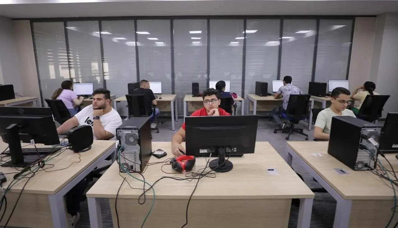 ما مراحل تنسيق القبول بالجامعات الحكومية والمعاهد؟