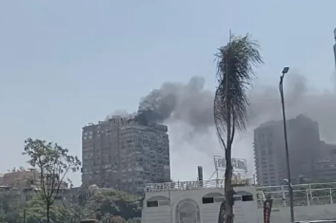  حريق الزمالك اليوم.. شاهد فيديو النيران المشتعلة في أحد الأبراج السكنية 