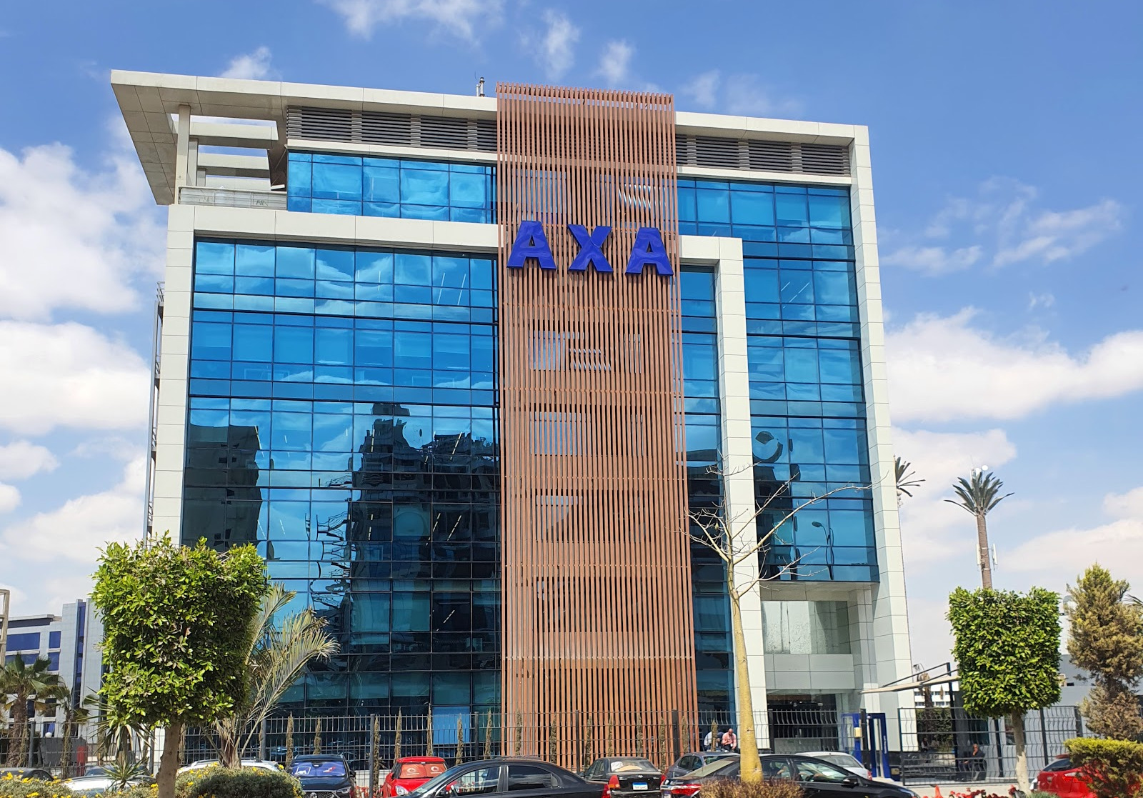 بعد رفض وضع الفوائد البنكية بحسابه.. شركة أكسا إيجيبت تعرض 19 ألف جنيه على أحمد حجازي للسكوت