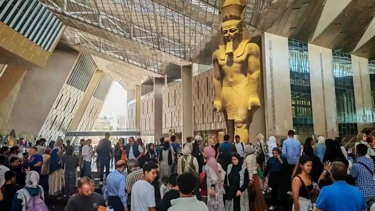 وزارة السياحة تحسم الجدل بشأن تسرب المياه داخل المتحف المصري الكبير
